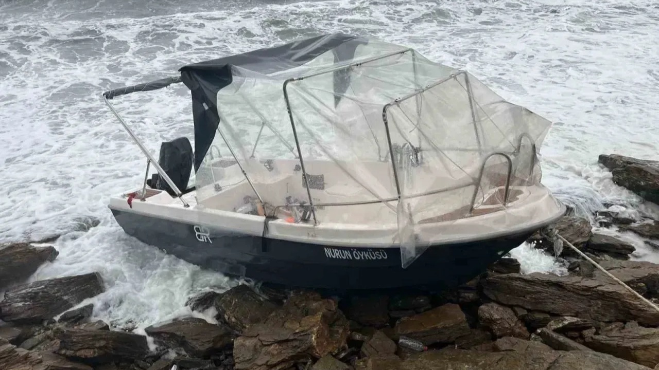 FIRTINADA ERDEK'TEN SÜRÜKLENEN TEKNE BİGA'DA ÇIKTI