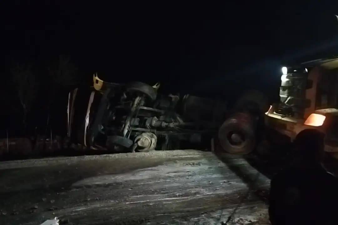MARMARA'DA MERMER YÜKLÜ TIR DEVRİLDİ
