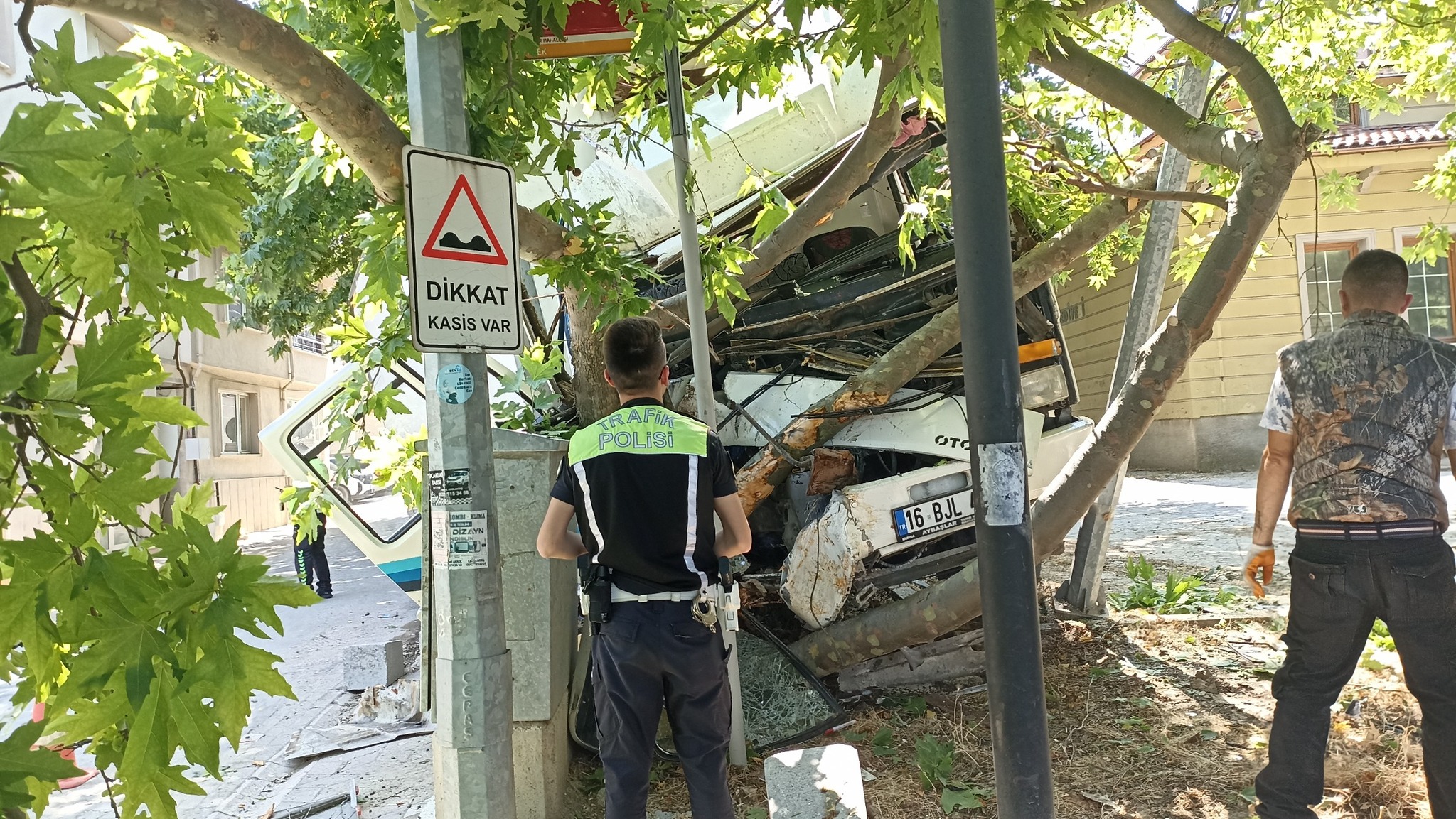 OCAKLAR'DA FECİ KAZADA KAMYON SÜRÜCÜSÜ YARA ALMADAN KURTULDU