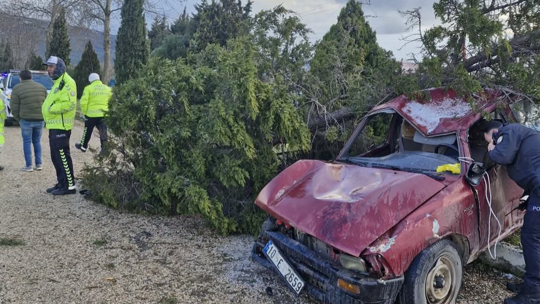 ÇALINTI ARAÇLA KAZA YAPAN ŞAHIS BAŞKA ARAÇ ÇALARAK KAYIPLARA KARIŞTI
