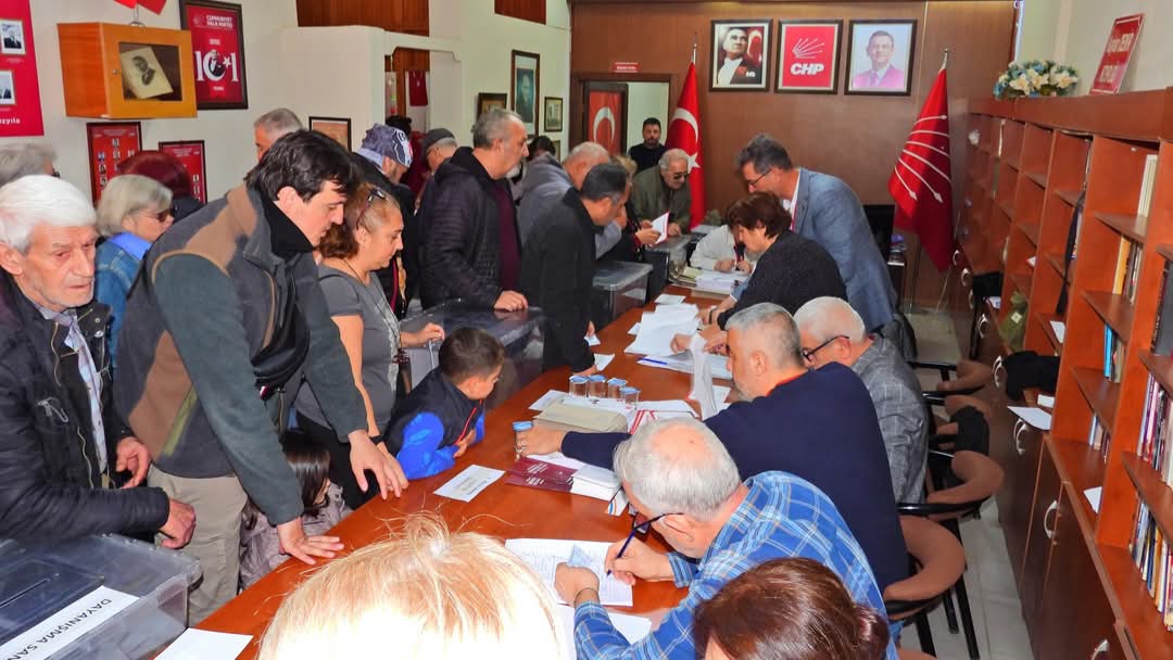 CHP'DEKİ ÖN SEÇİME ERDEK'TE YOĞUN KATILIM