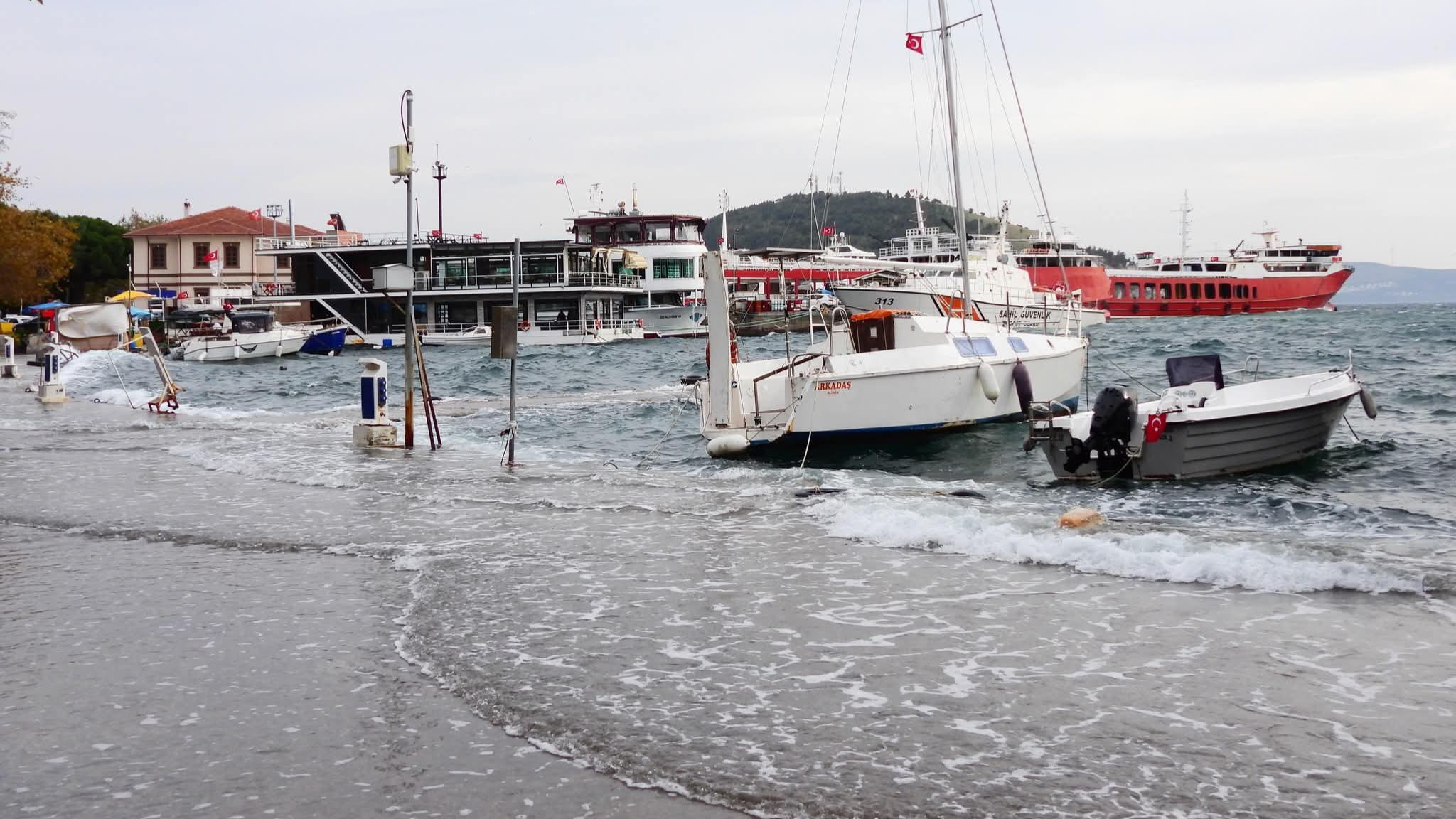 LODOS ERDEK'TE FIRTINA VE SAĞANAK YAĞIŞA NEDEN OLDU