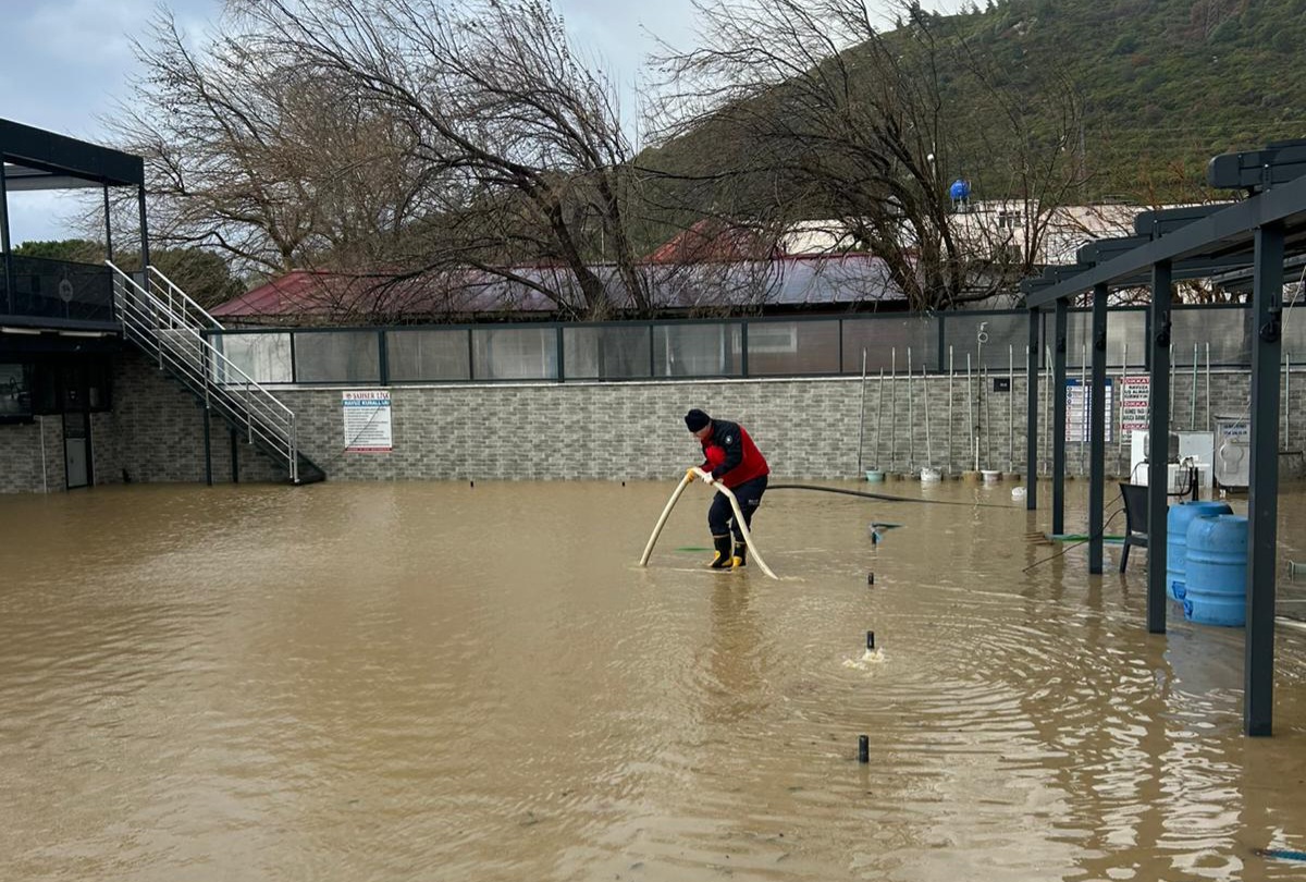 OCAKLAR'DAKİ SU BASKININA İTFAİYE MÜDAHALE ETTİ