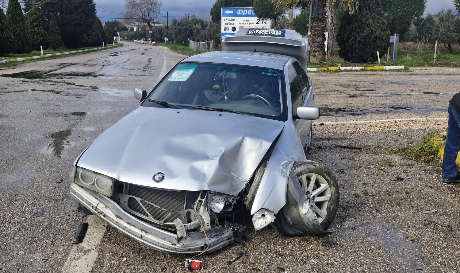 ERDEK'TE TRAFİK LAMBASINA ÇARPAN ARAÇ AĞIR HASAR ALDI