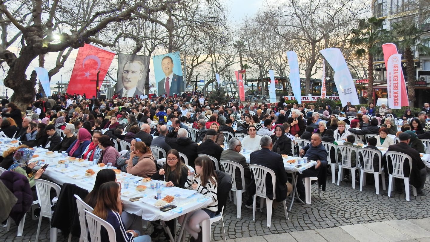 BÜYÜKŞEHİR'DEN ERDEK'TE İFTAR SOFRASI
