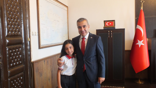 KAYMAKAM ATASOY 29 EKİM DOĞUMLU ÖĞRENCİYİ MAKAMINDA AĞIRLADI