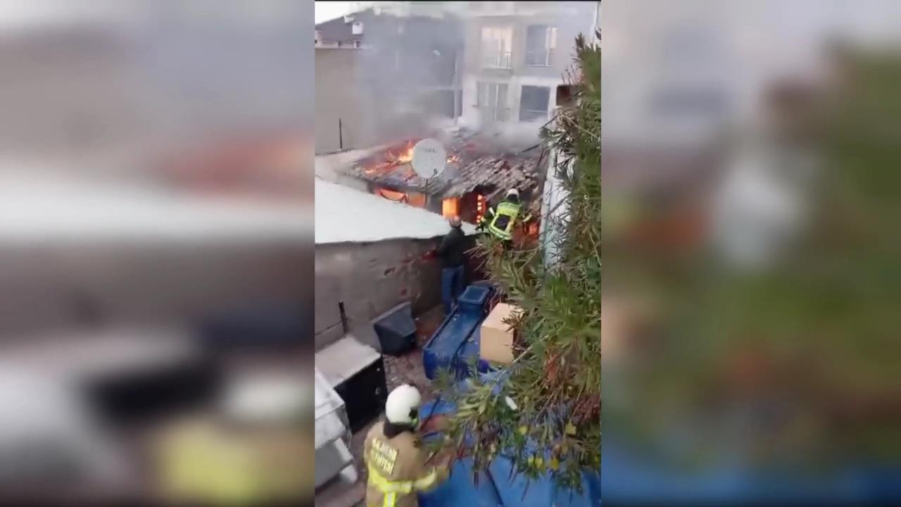 YANGINDA METRUK EV KÜLE DÖNDÜ 