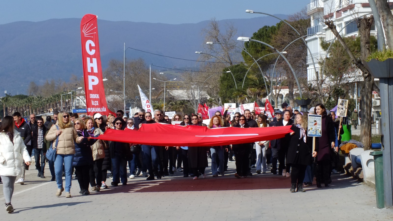 CHP ERDEK KADIN KOLLARI'NDAN 'BİRLİKTE GÜÇLÜYÜZ' YÜRÜYÜŞÜ