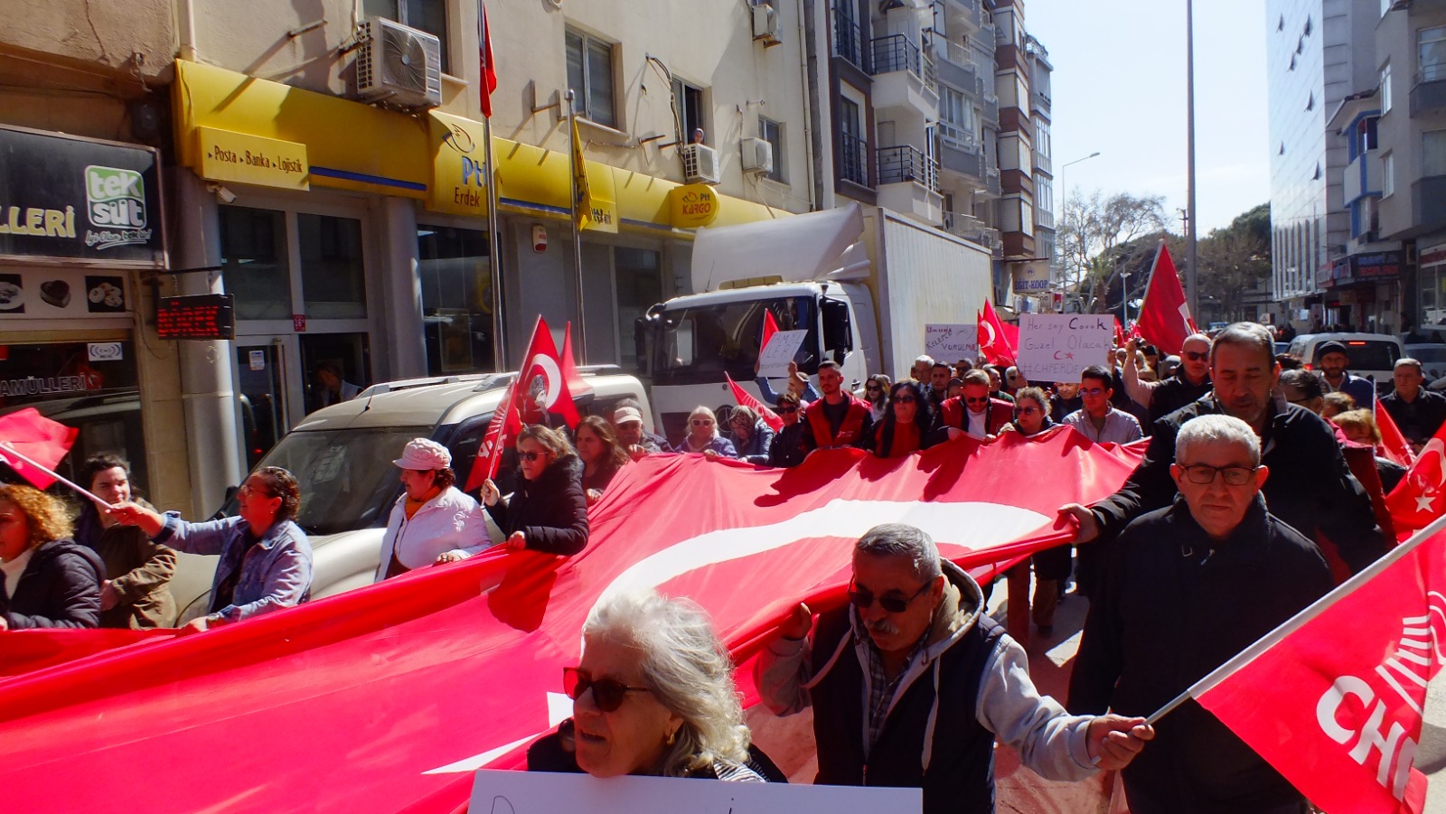 ERDEK'TE İMAMOĞLU'NA DESTEK YÜRÜYÜŞÜ