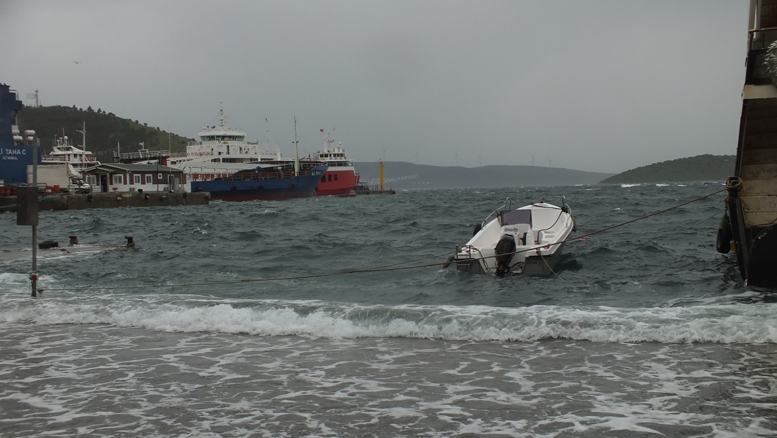 ERDEK'TE LODOS DENİZLE KARAYI BİRLEŞTİRDİ