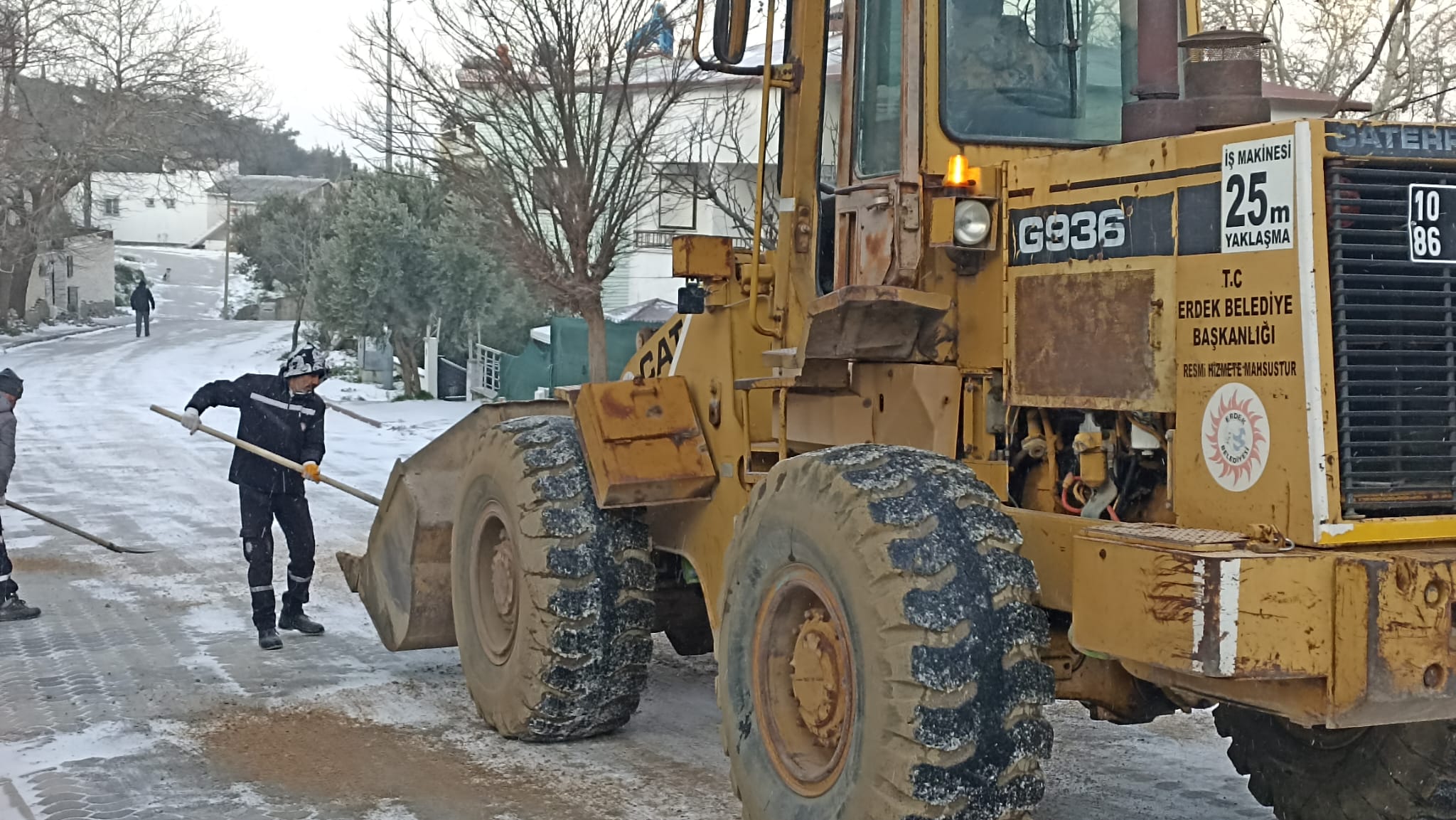OCAKLAR'DA KAR VE BUZLANMAYA KARŞI BELEDİYE EKİPLERİ ÇALIŞIYOR