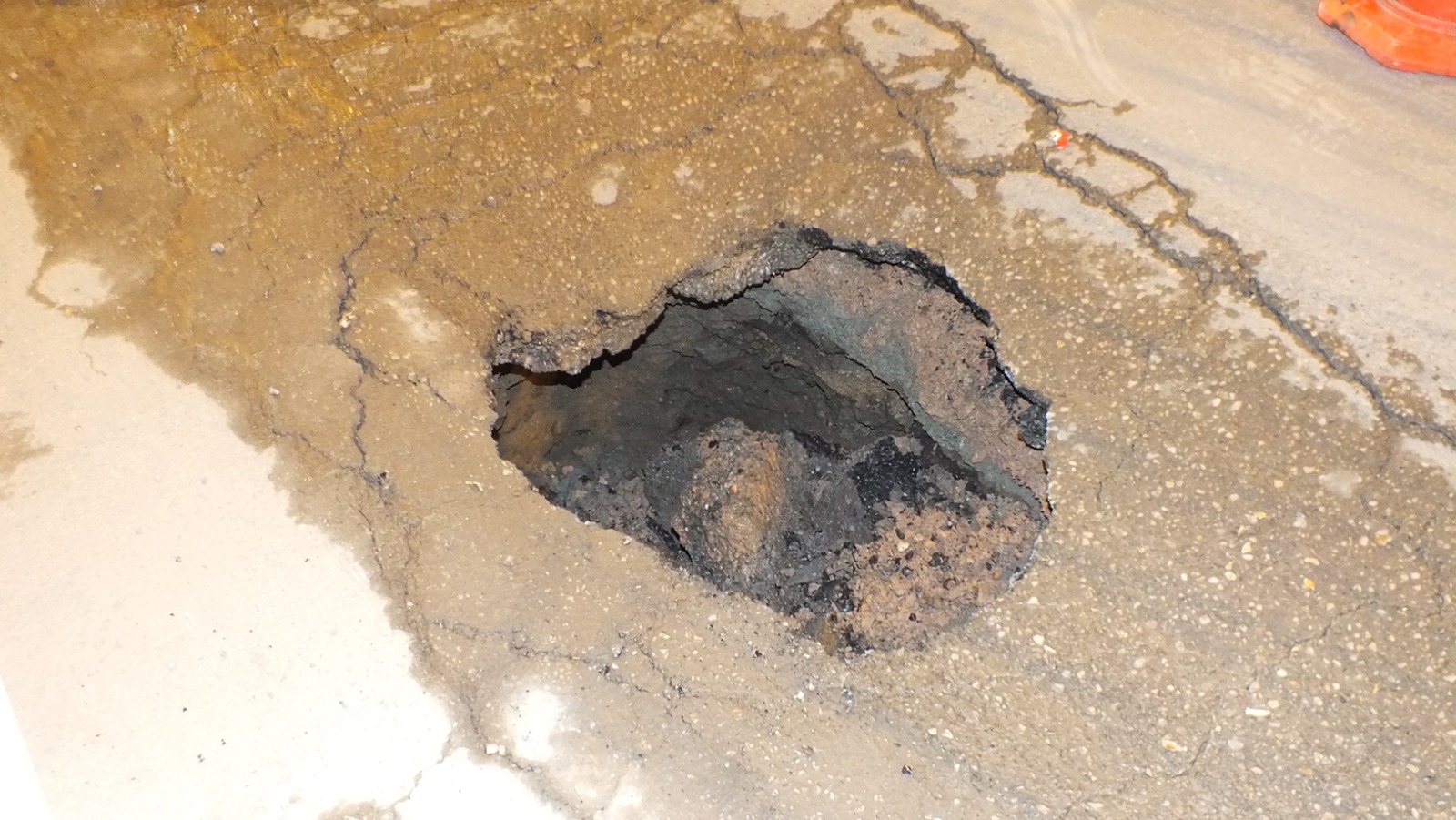 HÜKÜMET CADDESİ'NDE ÇÖKEN YOL KISA SÜREDE ONARILDI