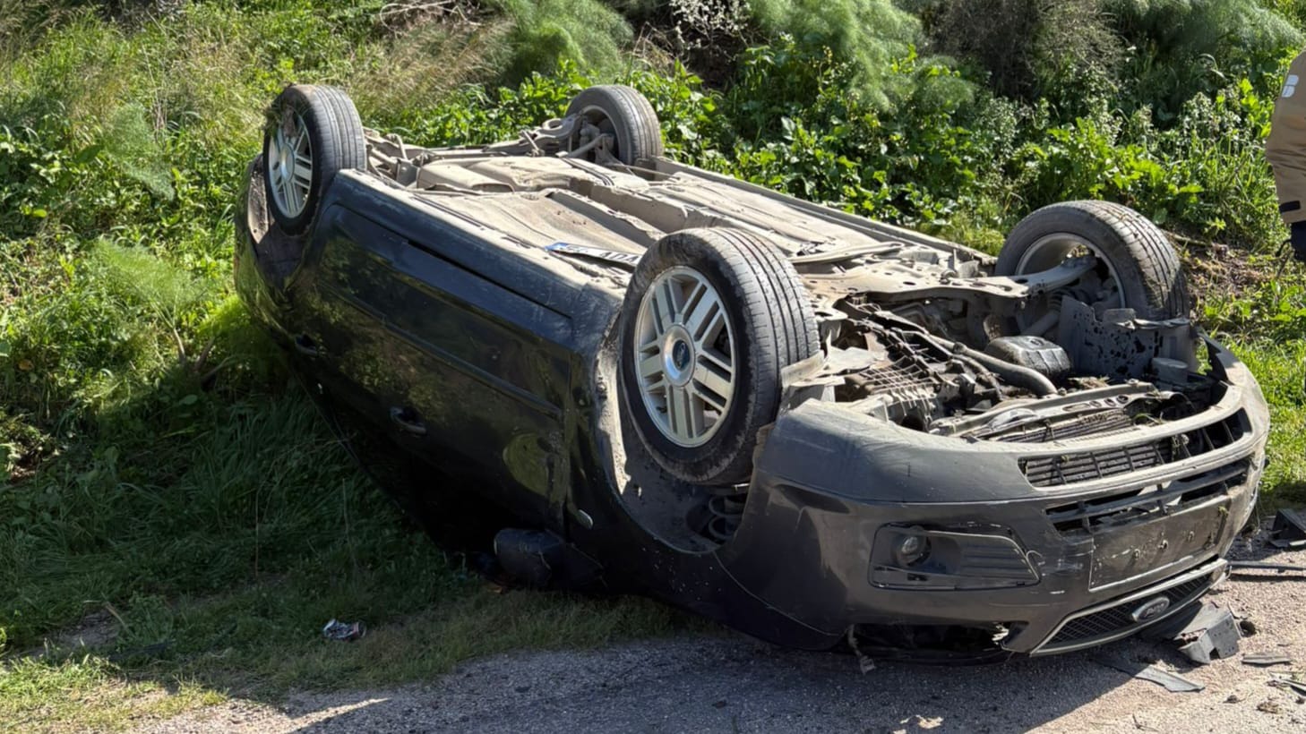 BANDIRMA-ERDEK YOLUNDA TAKLA ATAN ARAÇTAKİ 2 KİŞİ YARALANDI