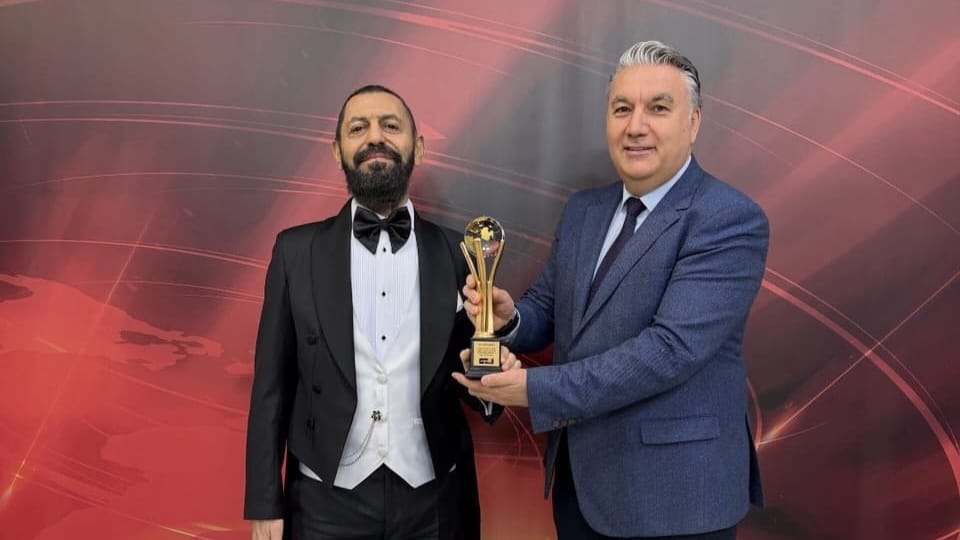 ÜNLÜ YAZAR AKİF MANAF 'CİNE1 BARIŞ ÖDÜLÜ'NE LAYIK GÖRÜLDÜ 