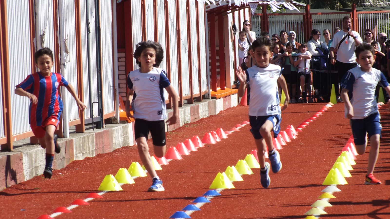 ERDEK'TE 5. KÜÇÜKLER ATLETİZM FESTİVALİ DÜZENLENDİ