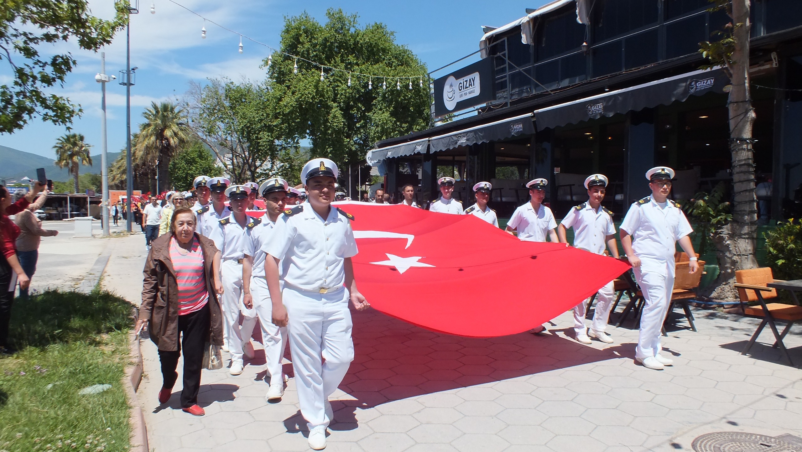 19 MAYIS'IN 107. YILI KUTLAMALARI GENÇLİK YÜRÜYÜŞLE BAŞLADI
