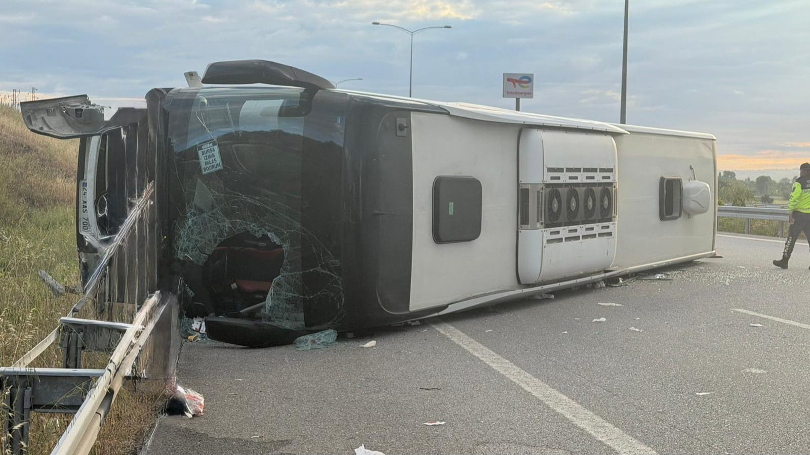 SUSURLUK'TA DEVRİLEN OTOBÜSTEKİ 38 YOLCU YARALANDI