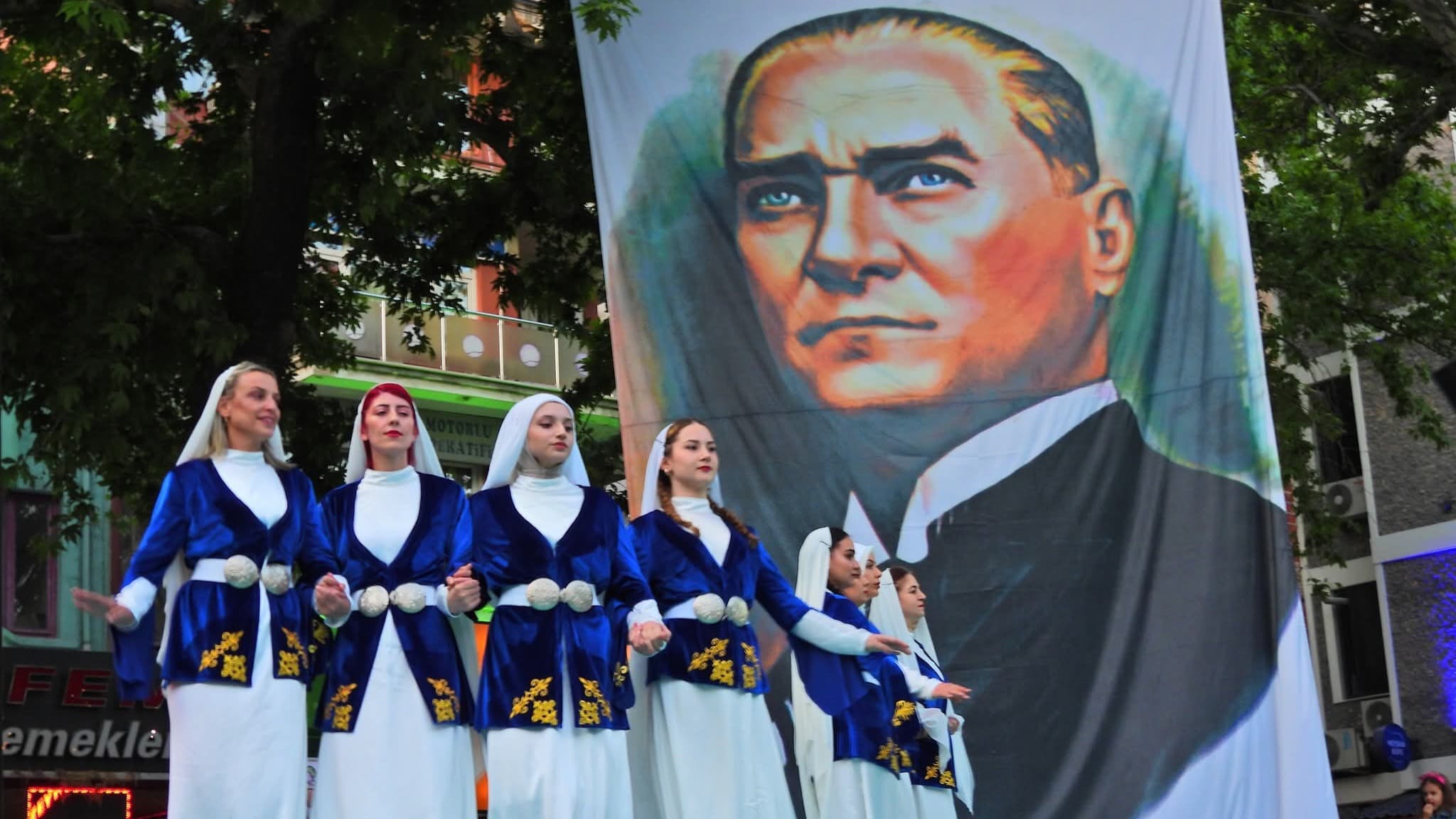 19 MAYIS ETKİNLİKLERİ KAPSAMINDA HALK OYUNLARI GÖSTERİSİ DÜZENLENDİ