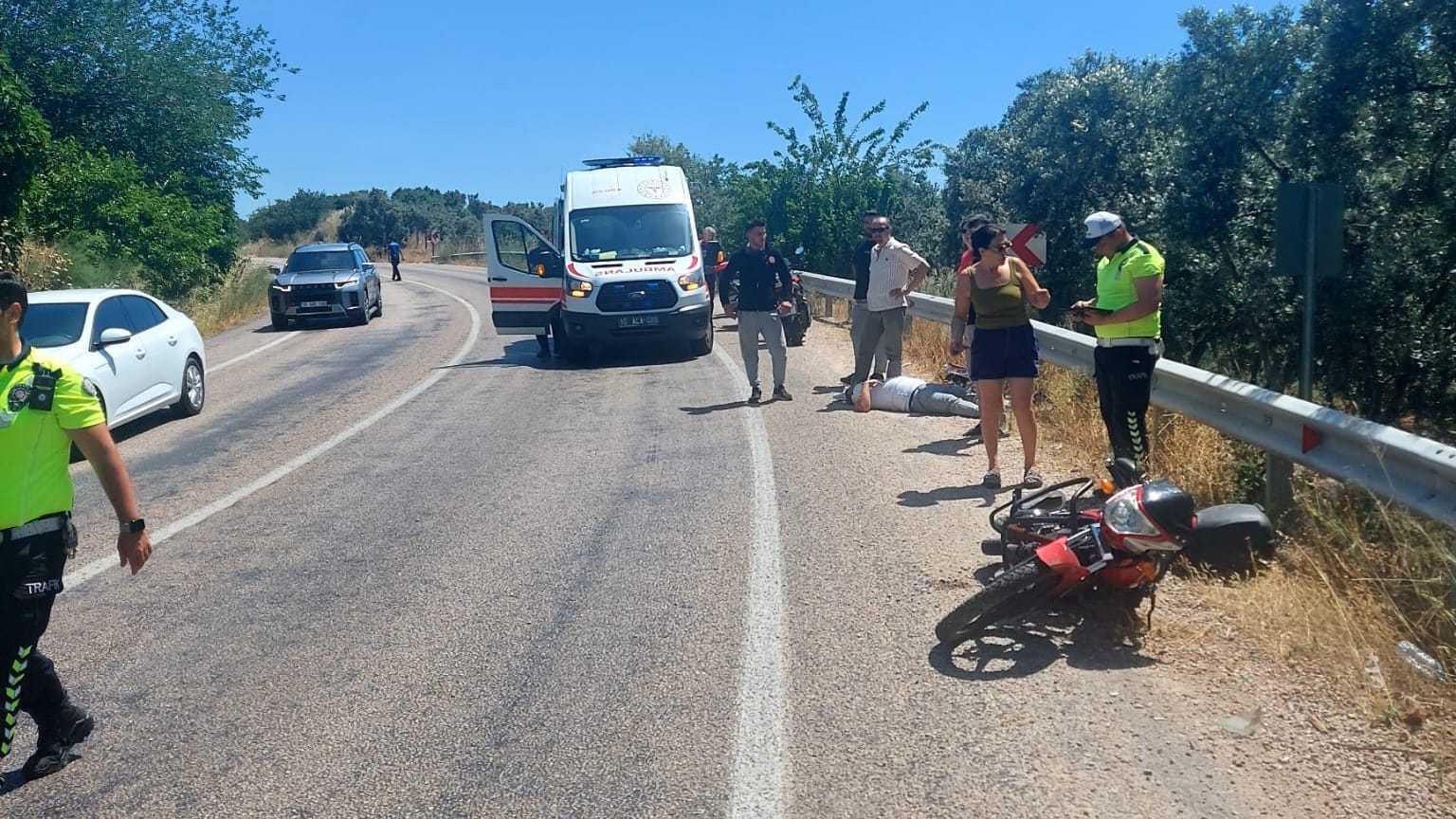 ERDEK-BANDIRMA YOLUNDA İKİ MOTOSİKLET ÇARPIŞTI: 2 YARALI