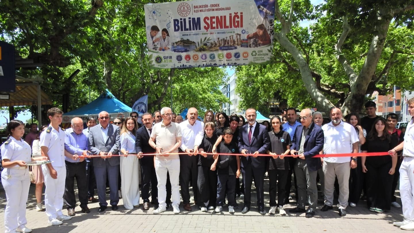 ERDEK'TE OKULLAR ARASI BİLİM ŞENLİĞİ SERGİSİ DÜZENLENDİ 