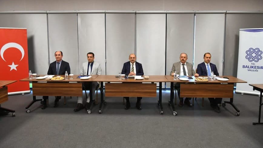 VALİ USTAOĞLU ERDEK'TE SEZON ÖNCESİ HAZIRLIK TOPLANTISI DÜZENLEDİ