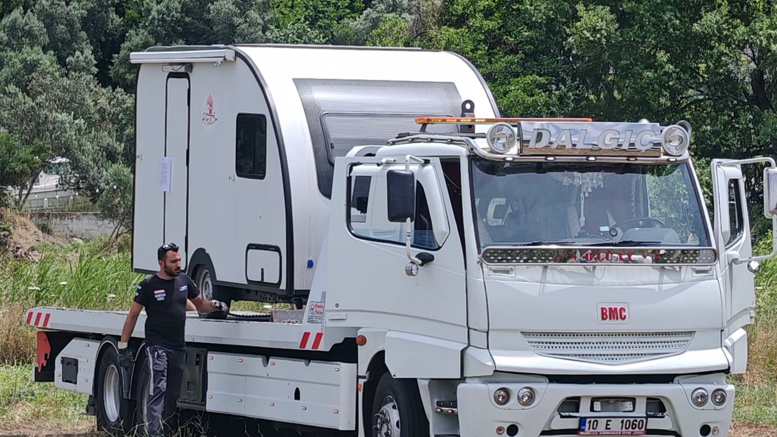 ERDEK'TE İZİNSİZ KONAKLAYAN KARAVANLAR KALDIRILIYOR