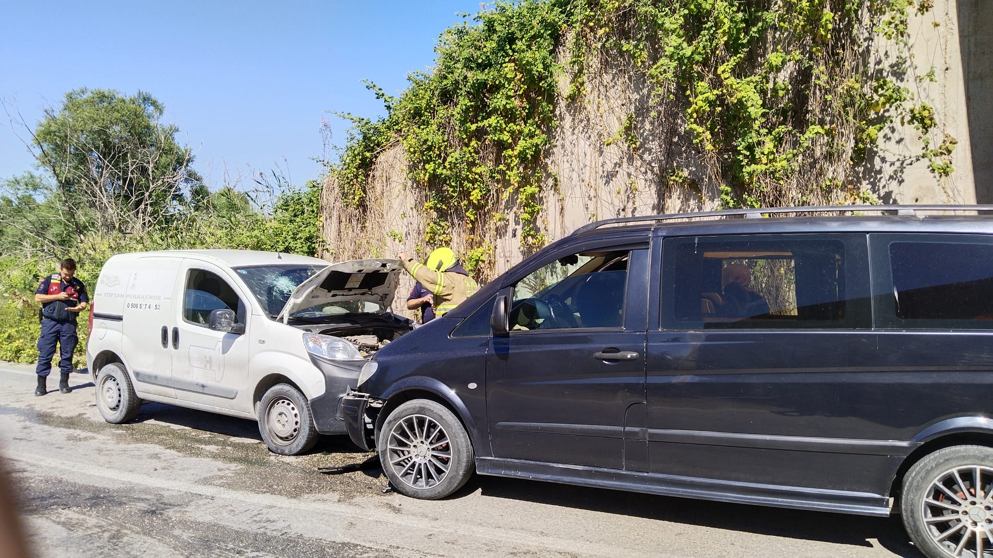 TATLISU'DA İKİ ARAÇ KAFA KAFAYA ÇARPIŞTI: 1 YARALI
