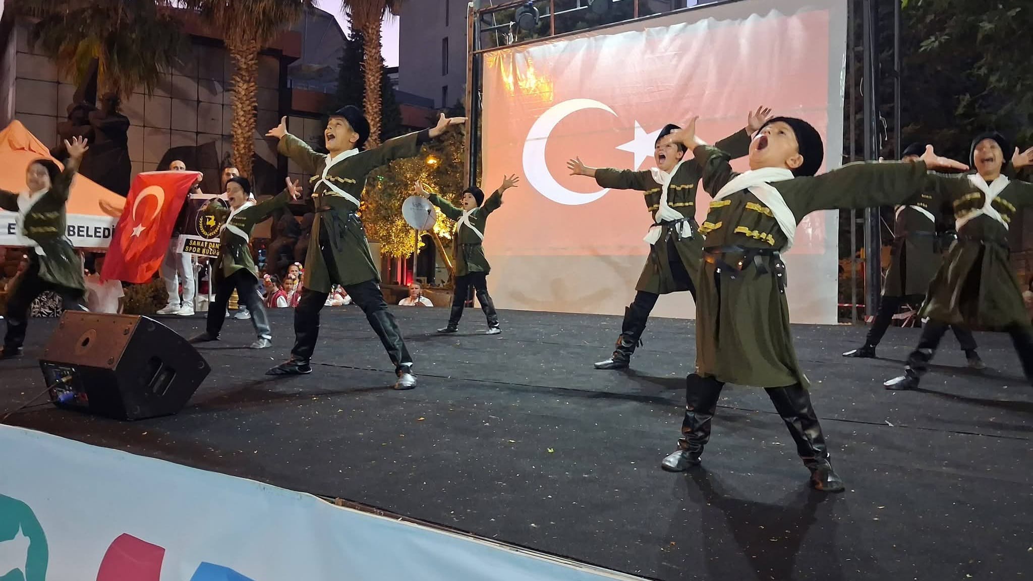 3. ERDEK ULUSLARARASI HALK DANSLARI FESTİVALİ SONA ERDİ