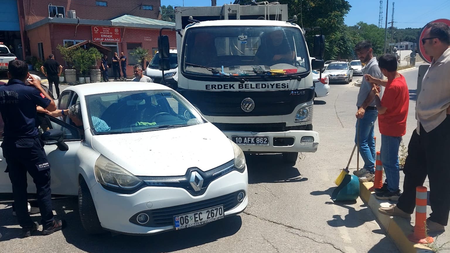 ERDEK'TE ÇÖP KAMYONU İLE OTOMOBİL ÇARPIŞTI: 1 YARALI 