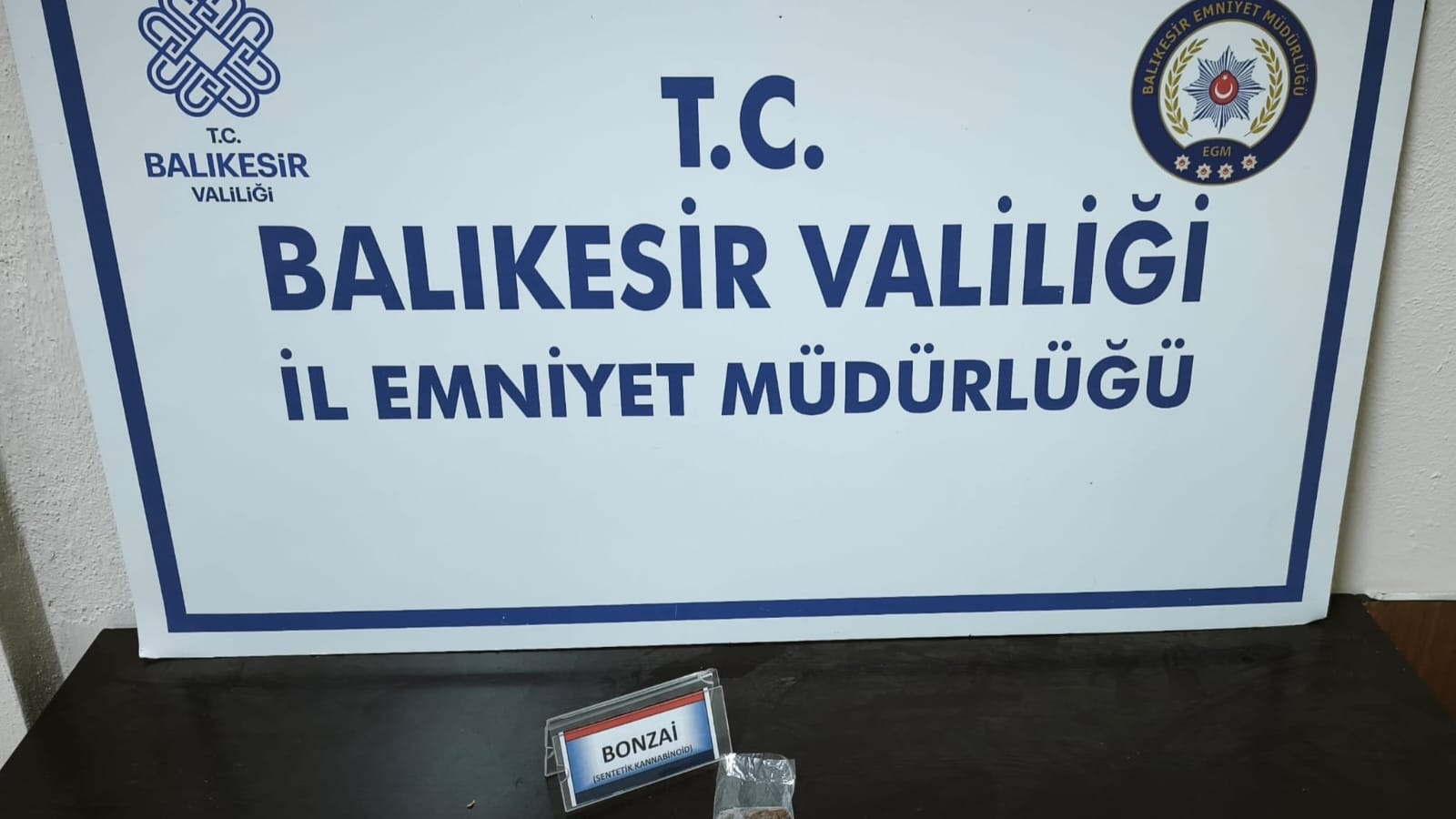 DUR İHTARINA UYMADI, ATTIĞI MADDE UYUŞTURUCU ÇIKTI