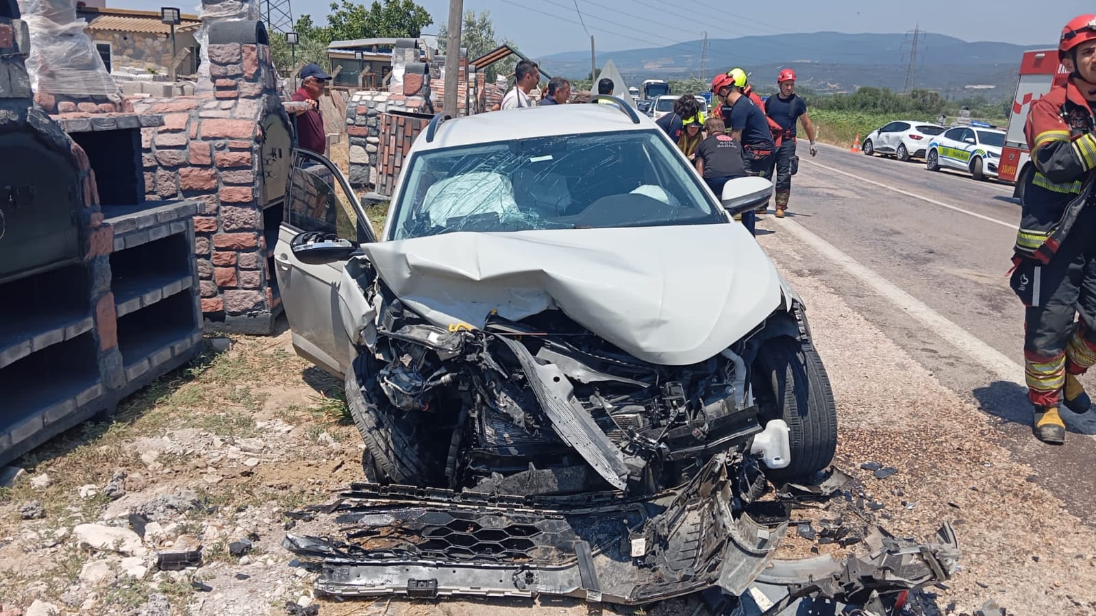 EDİNCİK KAVŞAĞI'NDA ÜÇ ARAÇ ÇARPIŞTI: 1 ÖLÜ, 2 YARALI