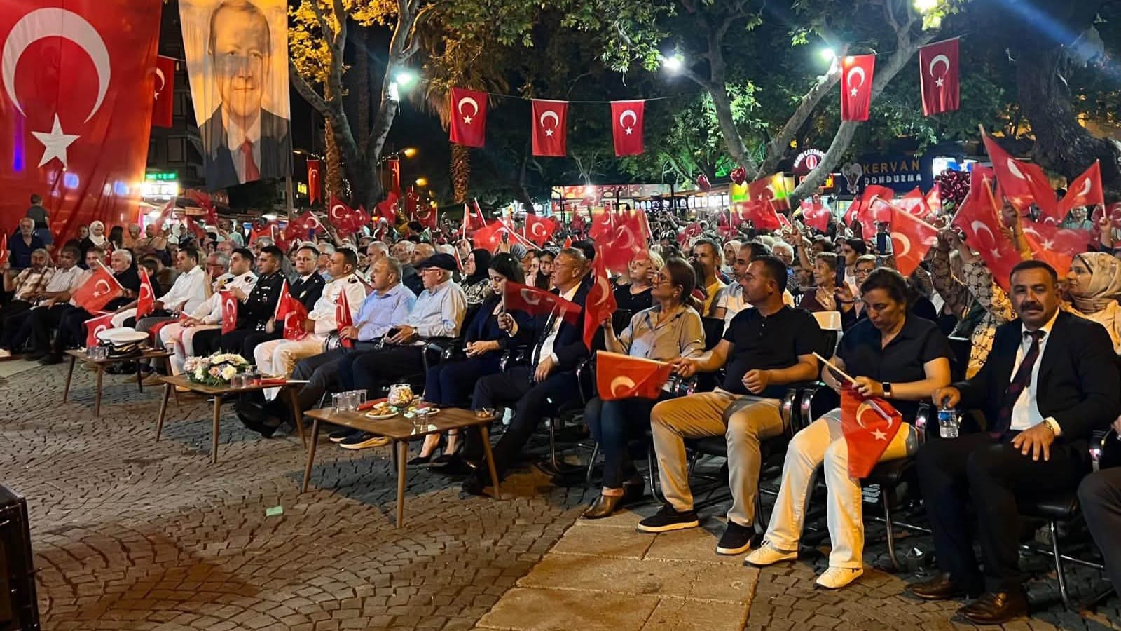 ERDEK'TE 15 TEMMUZ'UN 10. YILI ANMA PROGRAMI DÜZENLENDİ