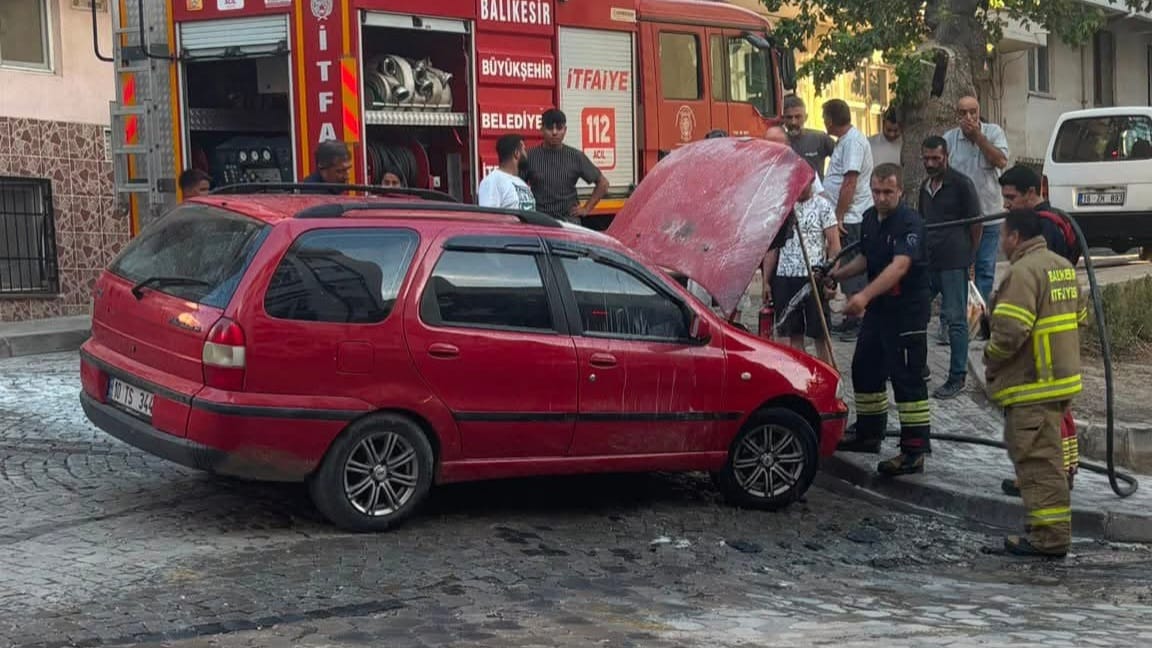ALEV ALAN OTOMOBİLDEKİ YANGIN SÖNDÜRÜLDÜ