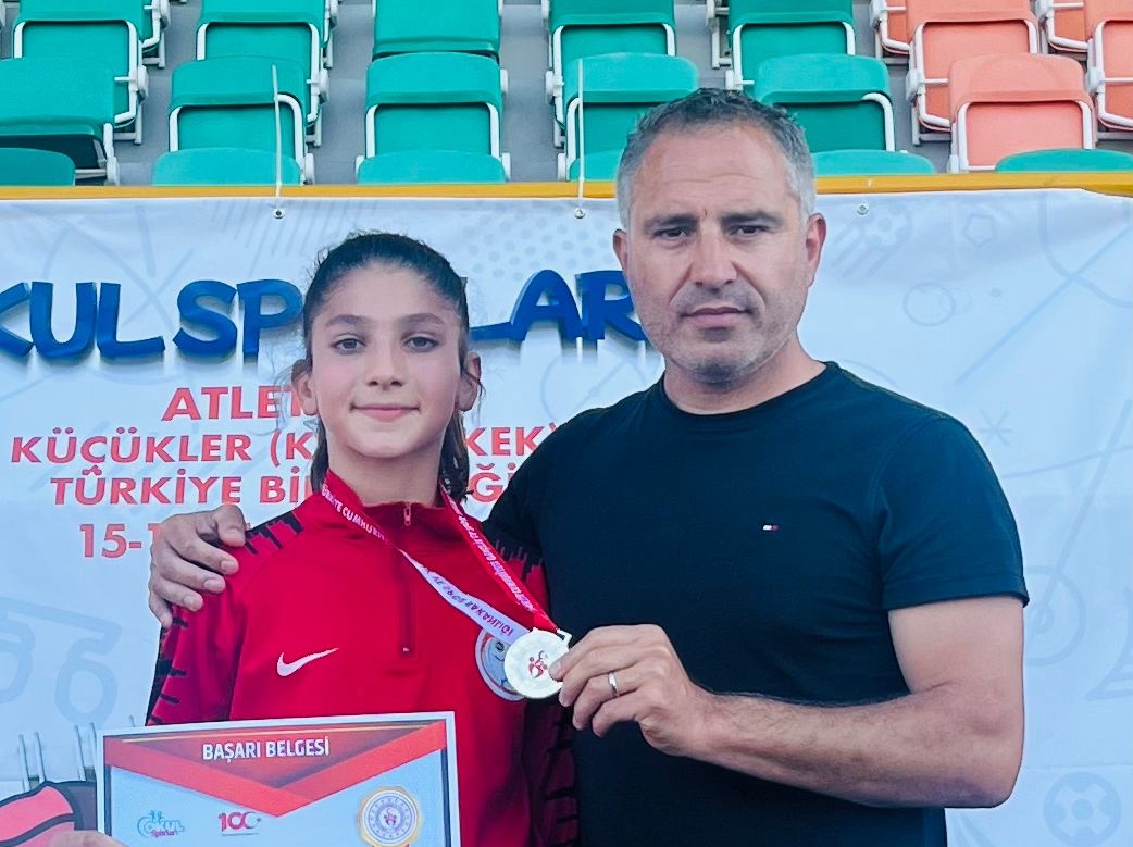 YAŞI KÜÇÜK DERECESİ BÜYÜK
